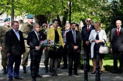 Fotografia składanie kwiatów pod pomnikiem