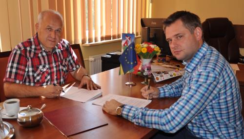 Zdjęcie: Wójt Gminy Piątnica - Krzysztof R. Kozicki i przedstawiciel firmy Moris-Polska Sp. z o.o. z Warszawy