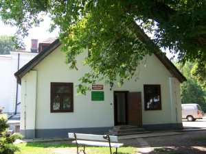 Dworek rodu Lutosławskich (wejście do Muzeum Przyrody)