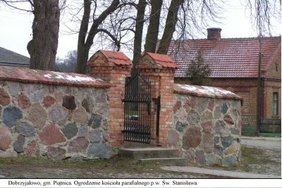 Dobrzyjałowo - ogrodzenie tereny plebanii